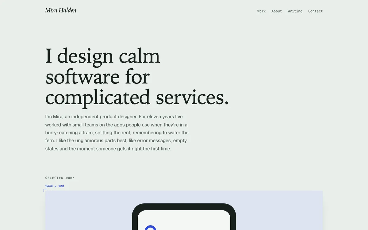 La page d'accueil de l'exemple de portfolio : un grand titre, « I design calm software for complicated services », au-dessus d'un dessin d'application mobile.